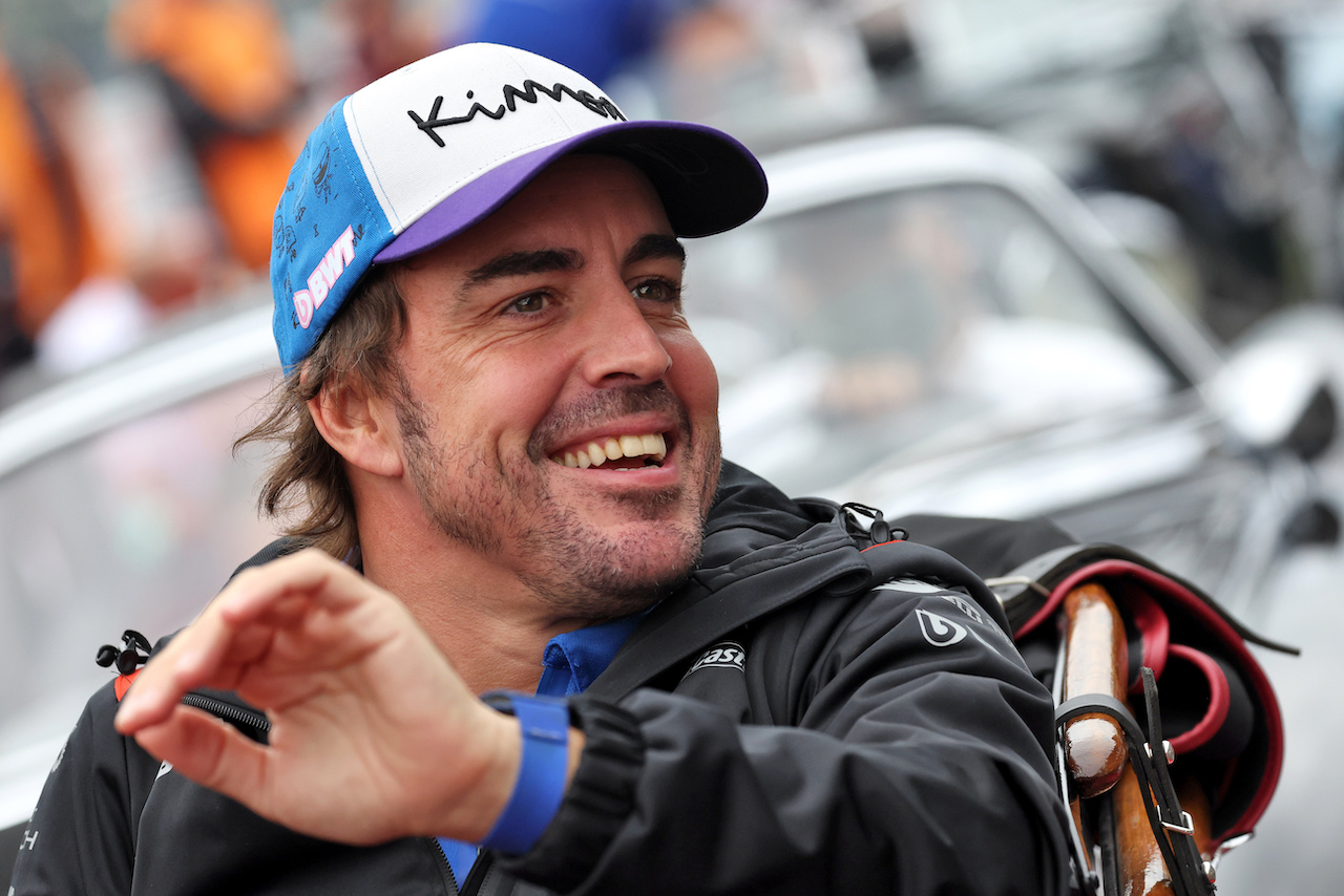 GP GIAPPONE, Fernando Alonso (ESP) Alpine F1 Team on the drivers parade.
09.10.2022. Formula 1 World Championship, Rd 18, Japanese Grand Prix, Suzuka, Japan, Gara Day.
- www.xpbimages.com, EMail: requests@xpbimages.com © Copyright: Bearne / XPB Images