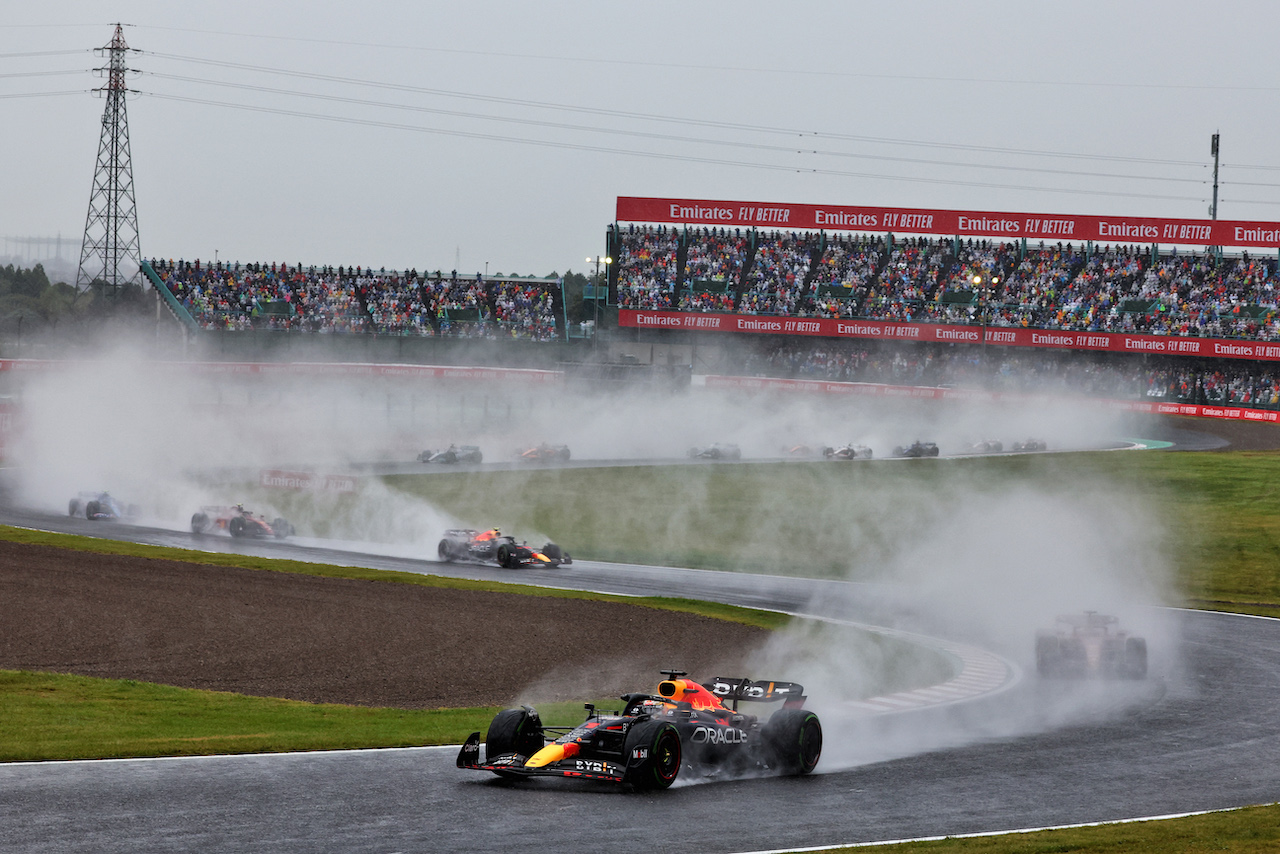GP GIAPPONE, Max Verstappen (NLD) Red Bull Racing RB18 davanti a at the partenza of the race.
09.10.2022. Formula 1 World Championship, Rd 18, Japanese Grand Prix, Suzuka, Japan, Gara Day.
 - www.xpbimages.com, EMail: requests@xpbimages.com © Copyright: Coates / XPB Images