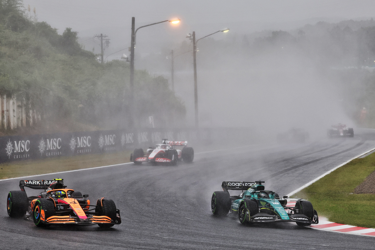 GP GIAPPONE, Lando Norris (GBR) McLaren MCL36 e Lance Stroll (CDN) Aston Martin F1 Team AMR22 at the partenza of the race.
09.10.2022. Formula 1 World Championship, Rd 18, Japanese Grand Prix, Suzuka, Japan, Gara Day.
- www.xpbimages.com, EMail: requests@xpbimages.com © Copyright: Bearne / XPB Images