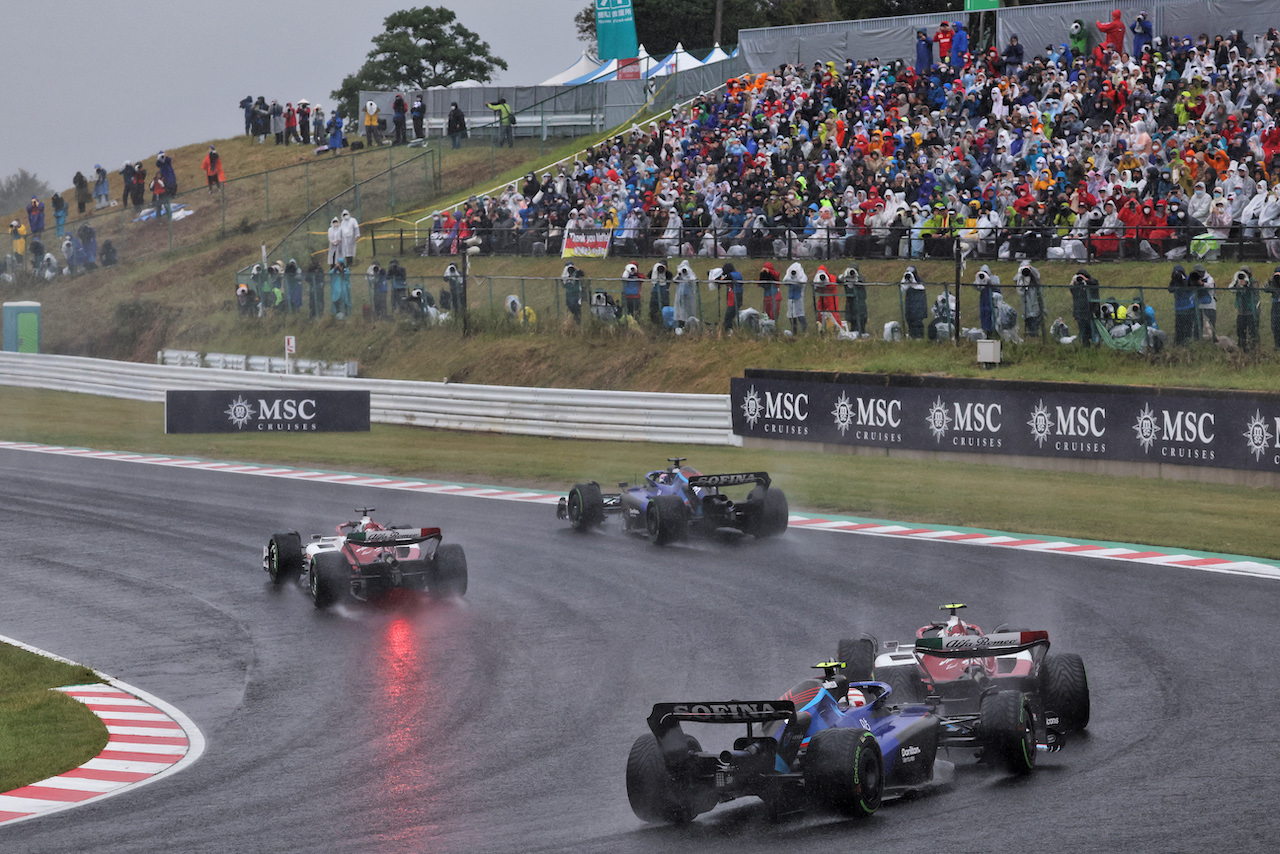 GP GIAPPONE, Nicholas Latifi (CDN) Williams Racing FW44 e Guanyu Zhou (CHN) Alfa Romeo F1 Team C42 at the partenza of the race.
09.10.2022. Formula 1 World Championship, Rd 18, Japanese Grand Prix, Suzuka, Japan, Gara Day.
- www.xpbimages.com, EMail: requests@xpbimages.com © Copyright: Bearne / XPB Images