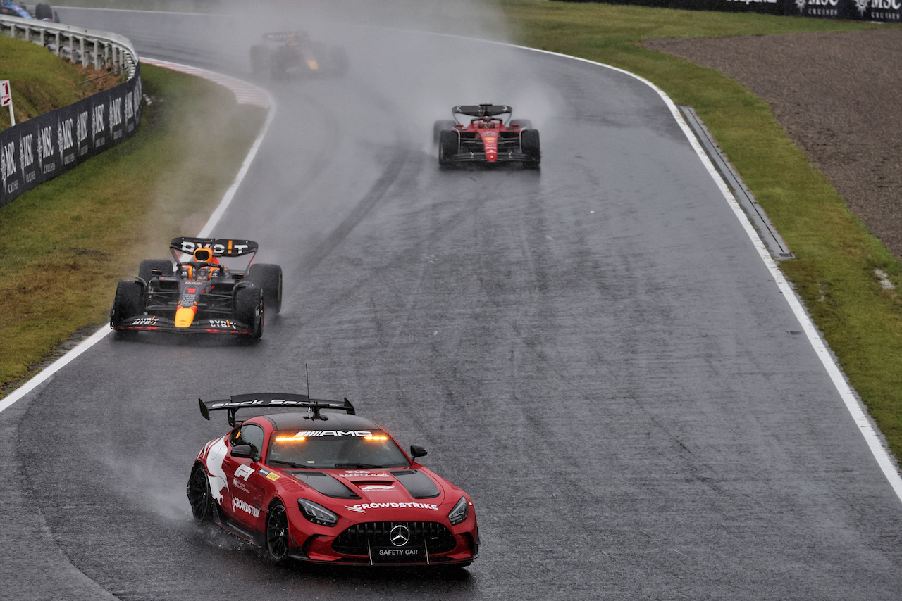 GP GIAPPONE, Max Verstappen (NLD) Red Bull Racing RB18 davanti a behind the Mercedes AMG FIA Safety Car.
09.10.2022. Formula 1 World Championship, Rd 18, Japanese Grand Prix, Suzuka, Japan, Gara Day.
- www.xpbimages.com, EMail: requests@xpbimages.com © Copyright: Bearne / XPB Images