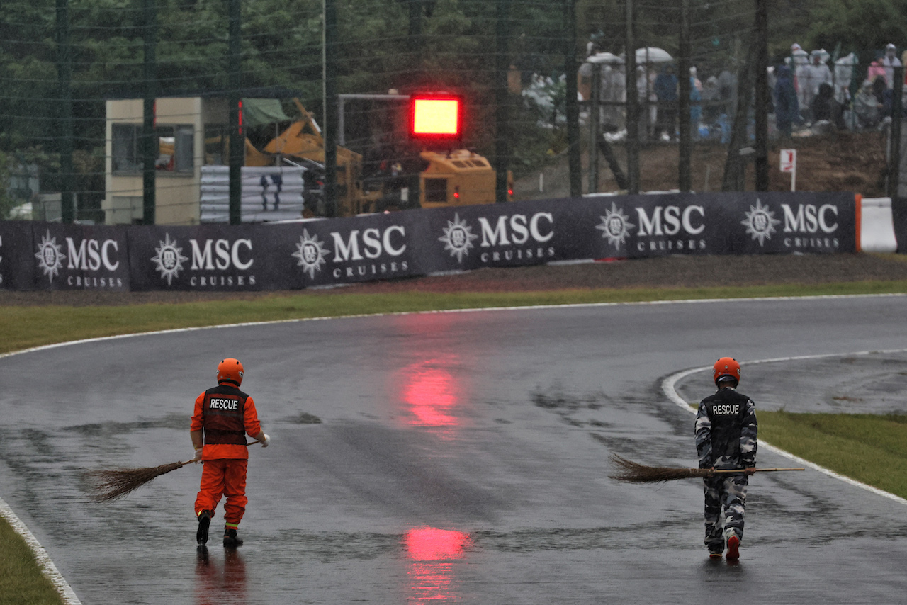 GP GIAPPONE, Circuit Atmosfera - race stopped - marshals on circuit.
09.10.2022. Formula 1 World Championship, Rd 18, Japanese Grand Prix, Suzuka, Japan, Gara Day.
- www.xpbimages.com, EMail: requests@xpbimages.com © Copyright: Bearne / XPB Images