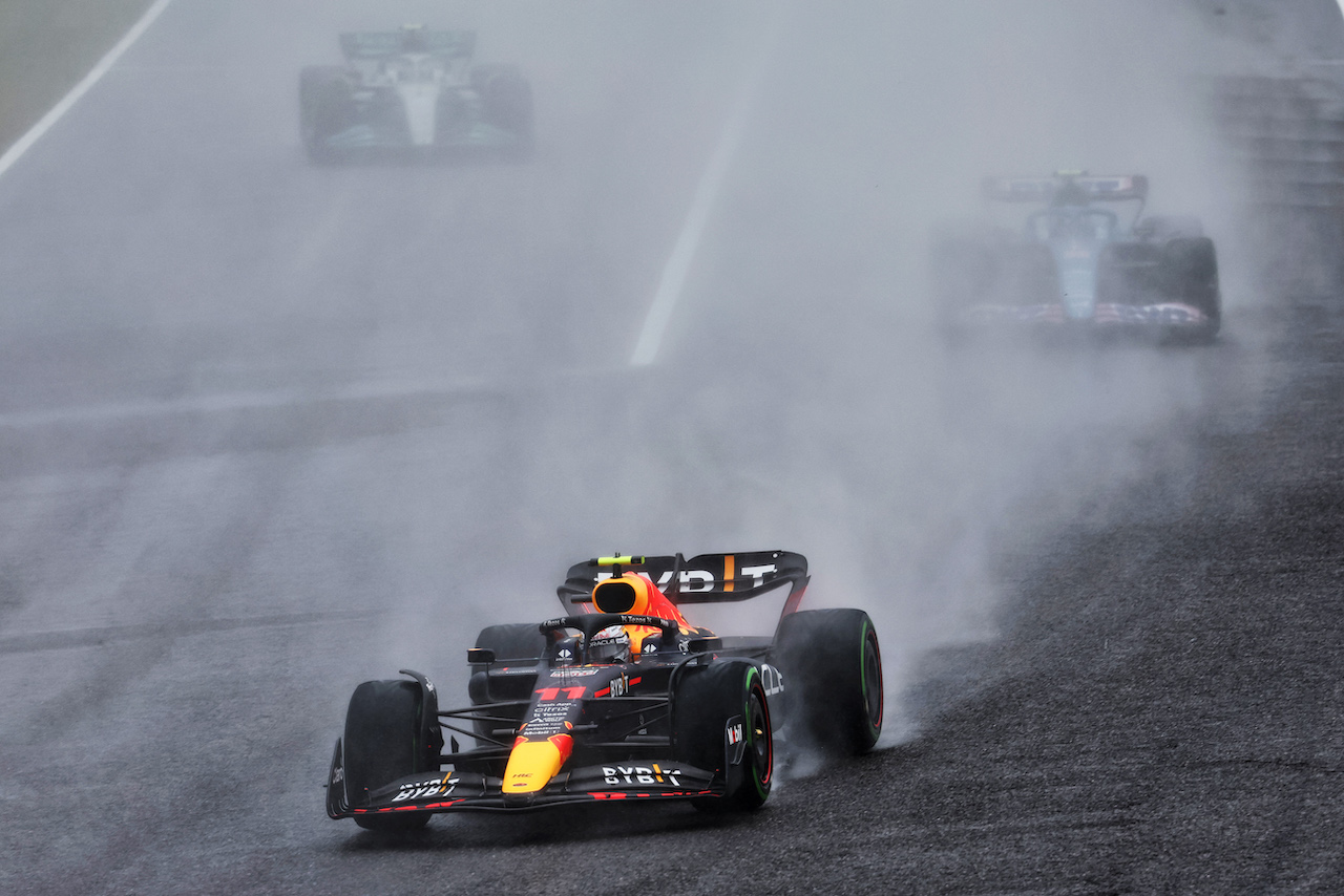 GP GIAPPONE, Sergio Perez (MEX) Red Bull Racing RB18 on the formation lap.
09.10.2022. Formula 1 World Championship, Rd 18, Japanese Grand Prix, Suzuka, Japan, Gara Day.
- www.xpbimages.com, EMail: requests@xpbimages.com © Copyright: Batchelor / XPB Images