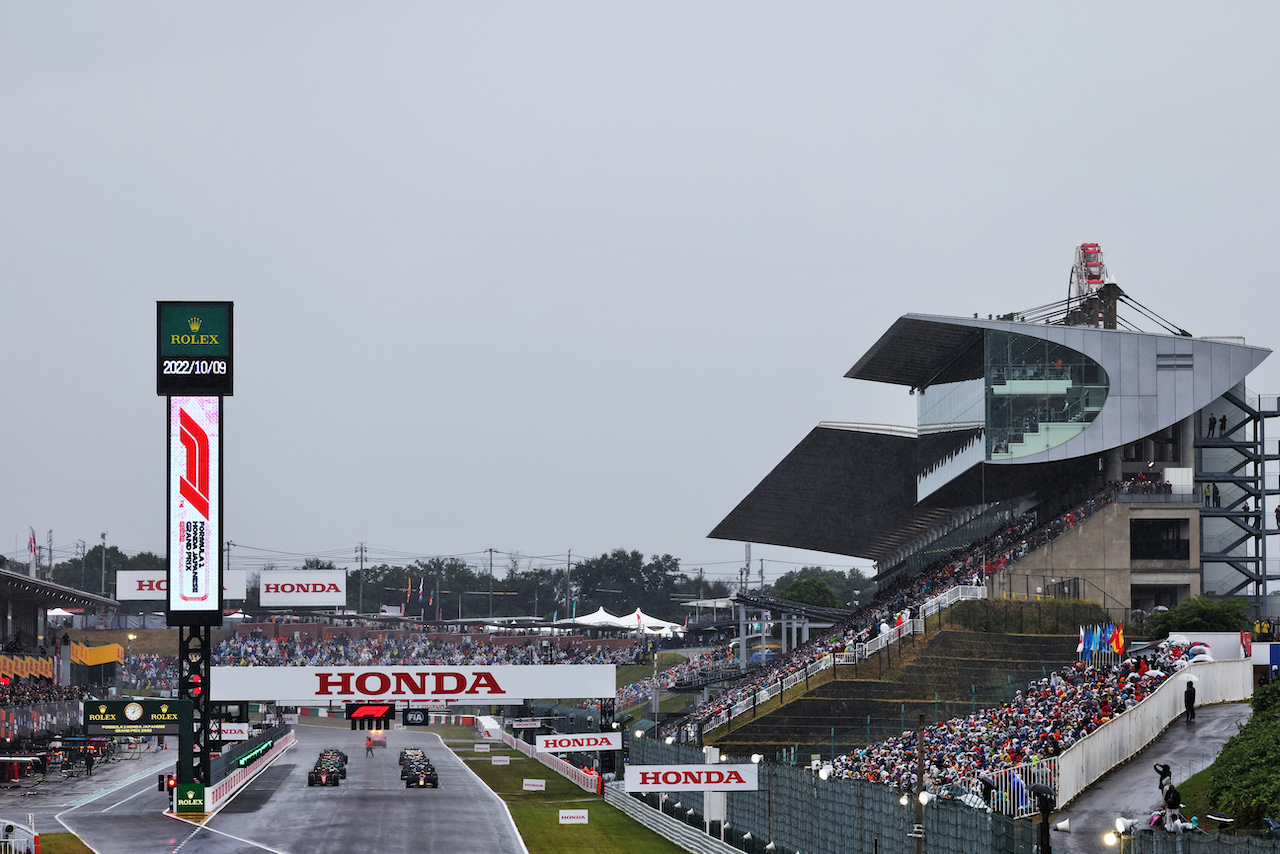 GP GIAPPONE, Max Verstappen (NLD) Red Bull Racing RB18 e Charles Leclerc (MON) Ferrari F1-75 at the partenza of the race.
09.10.2022. Formula 1 World Championship, Rd 18, Japanese Grand Prix, Suzuka, Japan, Gara Day.
- www.xpbimages.com, EMail: requests@xpbimages.com © Copyright: Batchelor / XPB Images