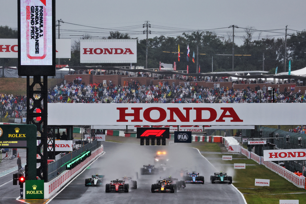 GP GIAPPONE, Max Verstappen (NLD) Red Bull Racing RB18 e Charles Leclerc (MON) Ferrari F1-75 battle for the lead at the partenza of the race.
09.10.2022. Formula 1 World Championship, Rd 18, Japanese Grand Prix, Suzuka, Japan, Gara Day.
- www.xpbimages.com, EMail: requests@xpbimages.com © Copyright: Batchelor / XPB Images