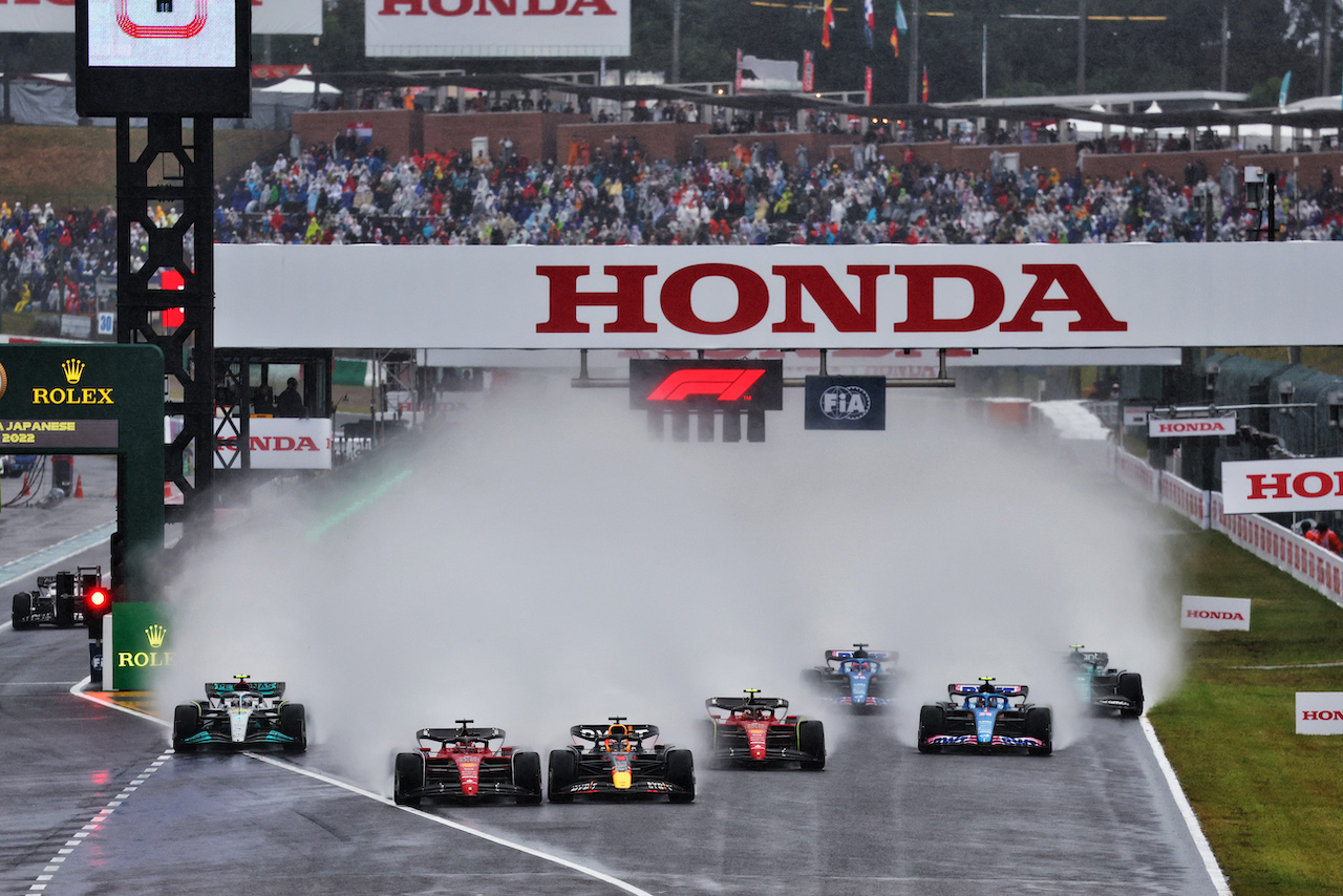 GP GIAPPONE, Max Verstappen (NLD) Red Bull Racing RB18 e Charles Leclerc (MON) Ferrari F1-75 battle for the lead at the partenza of the race.
09.10.2022. Formula 1 World Championship, Rd 18, Japanese Grand Prix, Suzuka, Japan, Gara Day.
- www.xpbimages.com, EMail: requests@xpbimages.com © Copyright: Batchelor / XPB Images