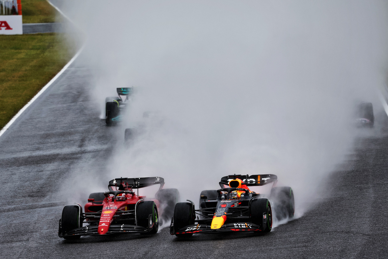 GP GIAPPONE, Max Verstappen (NLD) Red Bull Racing RB18 e Charles Leclerc (MON) Ferrari F1-75 battle for the lead at the partenza of the race.
09.10.2022. Formula 1 World Championship, Rd 18, Japanese Grand Prix, Suzuka, Japan, Gara Day.
- www.xpbimages.com, EMail: requests@xpbimages.com © Copyright: Batchelor / XPB Images