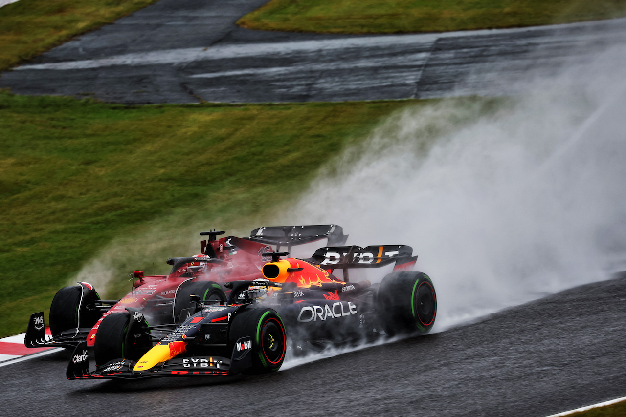 GP GIAPPONE, Max Verstappen (NLD) Red Bull Racing RB18 e Charles Leclerc (MON) Ferrari F1-75 battle for the lead at the partenza of the race.
09.10.2022. Formula 1 World Championship, Rd 18, Japanese Grand Prix, Suzuka, Japan, Gara Day.
- www.xpbimages.com, EMail: requests@xpbimages.com © Copyright: Batchelor / XPB Images