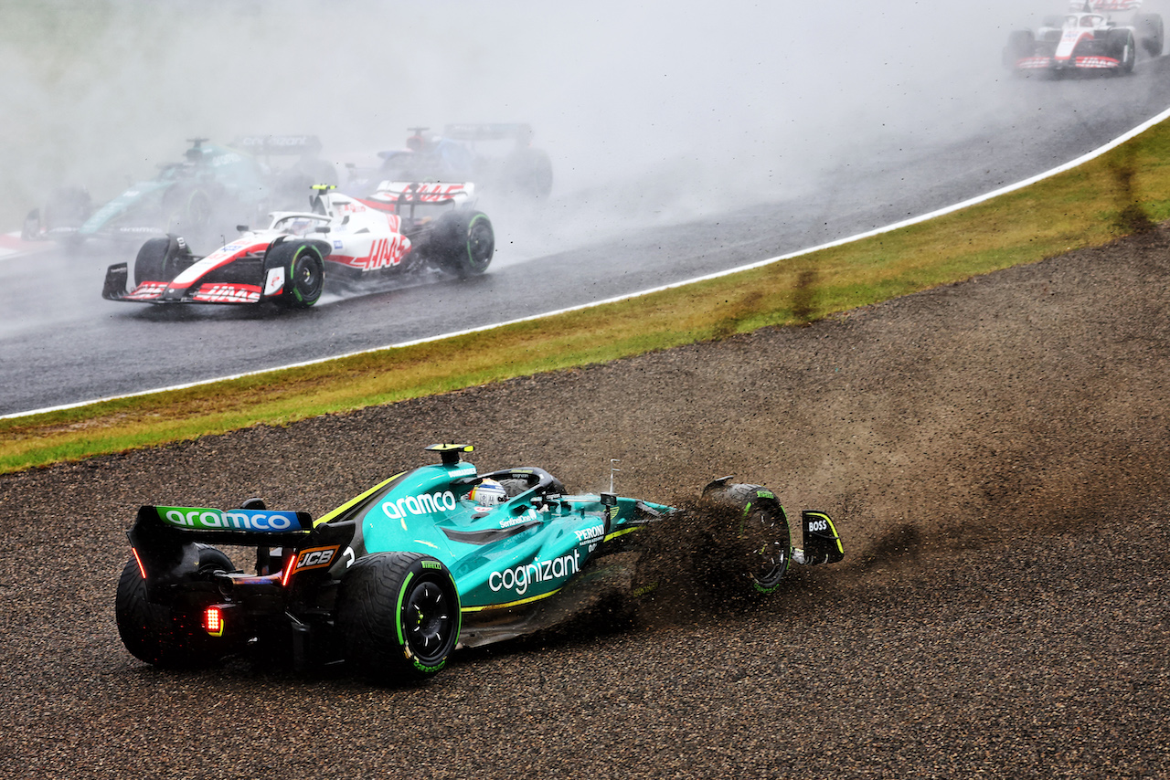 GP GIAPPONE, Sebastian Vettel (GER) Aston Martin F1 Team AMR22 spins off at the partenza of the race.
09.10.2022. Formula 1 World Championship, Rd 18, Japanese Grand Prix, Suzuka, Japan, Gara Day.
- www.xpbimages.com, EMail: requests@xpbimages.com © Copyright: Batchelor / XPB Images