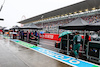 GP GIAPPONE, Haas F1 Team e Aston Martin F1 Team in the pits as the race is stopped.
09.10.2022. Formula 1 World Championship, Rd 18, Japanese Grand Prix, Suzuka, Japan, Gara Day.
- www.xpbimages.com, EMail: requests@xpbimages.com © Copyright: Batchelor / XPB Images