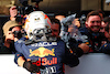 GP GIAPPONE, Gara winner Max Verstappen (NLD) Red Bull Racing celebrates with the team in parc ferme.
09.10.2022. Formula 1 World Championship, Rd 18, Japanese Grand Prix, Suzuka, Japan, Gara Day.
 - www.xpbimages.com, EMail: requests@xpbimages.com © Copyright: Coates / XPB Images