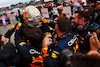 GP GIAPPONE, Gara winner Max Verstappen (NLD) Red Bull Racing celebrates with the team.
09.10.2022. Formula 1 World Championship, Rd 18, Japanese Grand Prix, Suzuka, Japan, Gara Day.
- www.xpbimages.com, EMail: requests@xpbimages.com © Copyright: Batchelor / XPB Images