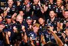 GP GIAPPONE, Gara winner Max Verstappen (NLD) Red Bull Racing celebrates winning the World Championship with the team.
09.10.2022. Formula 1 World Championship, Rd 18, Japanese Grand Prix, Suzuka, Japan, Gara Day.
- www.xpbimages.com, EMail: requests@xpbimages.com © Copyright: Batchelor / XPB Images