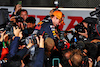GP GIAPPONE, Gara winner Max Verstappen (NLD) Red Bull Racing celebrates winning the World Championship with the team.
09.10.2022. Formula 1 World Championship, Rd 18, Japanese Grand Prix, Suzuka, Japan, Gara Day.
- www.xpbimages.com, EMail: requests@xpbimages.com © Copyright: Batchelor / XPB Images