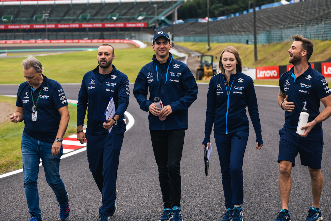 GP GIAPPONE, Nicholas Latifi (CDN) Williams Racing walks the circuit with the team.
06.10.2022. Formula 1 World Championship, Rd 18, Japanese Grand Prix, Suzuka, Japan, Preparation Day.
- www.xpbimages.com, EMail: requests@xpbimages.com © Copyright: Bearne / XPB Images