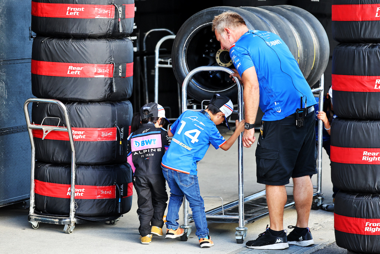 GP GIAPPONE, Young Alpine F1 Team fans.
06.10.2022. Formula 1 World Championship, Rd 18, Japanese Grand Prix, Suzuka, Japan, Preparation Day.
- www.xpbimages.com, EMail: requests@xpbimages.com © Copyright: Batchelor / XPB Images