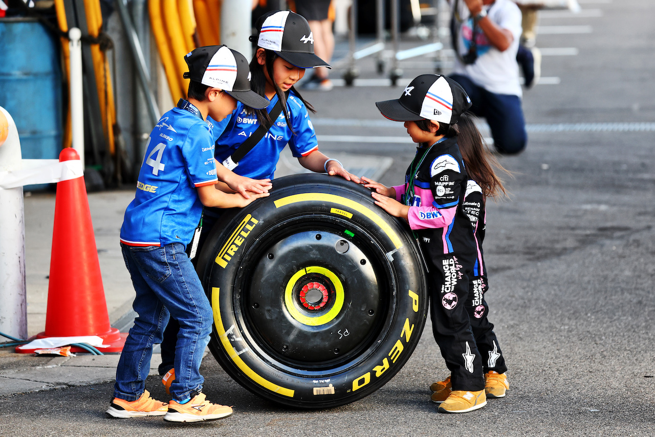 GP GIAPPONE, Young Alpine F1 Team fans.
06.10.2022. Formula 1 World Championship, Rd 18, Japanese Grand Prix, Suzuka, Japan, Preparation Day.
- www.xpbimages.com, EMail: requests@xpbimages.com © Copyright: Batchelor / XPB Images
