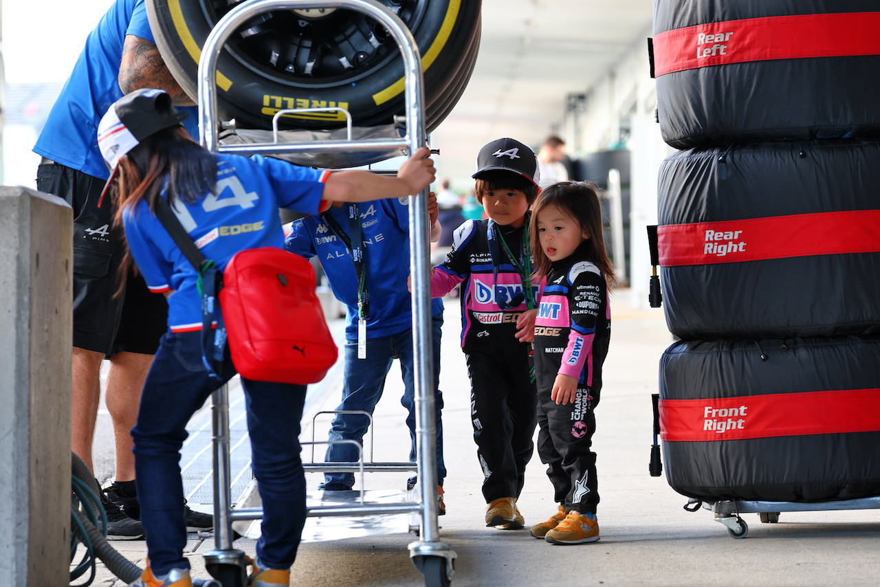 GP GIAPPONE, Young Alpine F1 Team fans.
06.10.2022. Formula 1 World Championship, Rd 18, Japanese Grand Prix, Suzuka, Japan, Preparation Day.
 - www.xpbimages.com, EMail: requests@xpbimages.com © Copyright: Coates / XPB Images