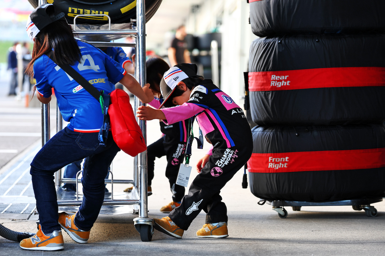 GP GIAPPONE, Young Alpine F1 Team fans.
06.10.2022. Formula 1 World Championship, Rd 18, Japanese Grand Prix, Suzuka, Japan, Preparation Day.
 - www.xpbimages.com, EMail: requests@xpbimages.com © Copyright: Coates / XPB Images