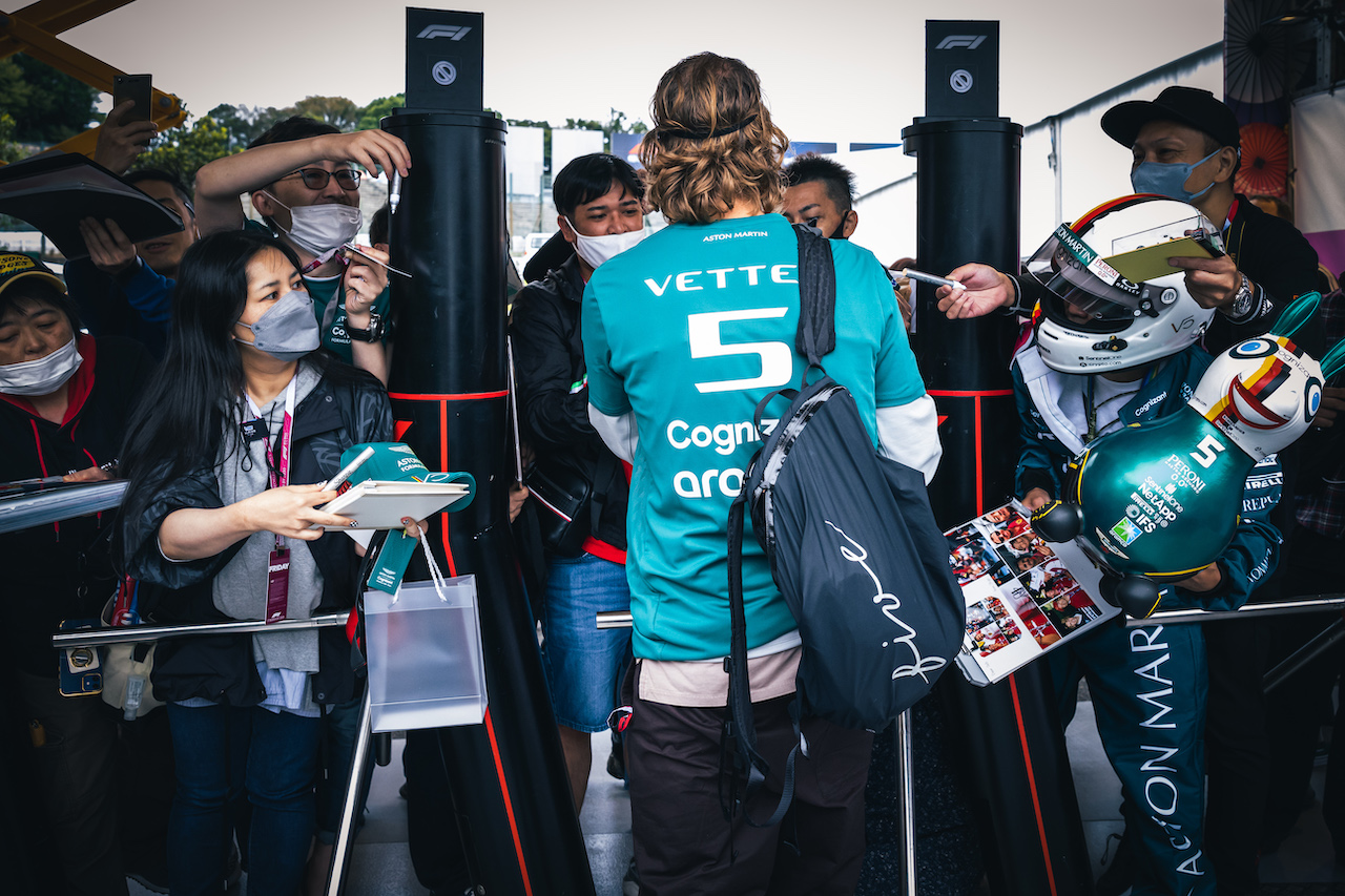 GP GIAPPONE, Sebastian Vettel (GER) Aston Martin F1 Team with fans.
06.10.2022. Formula 1 World Championship, Rd 18, Japanese Grand Prix, Suzuka, Japan, Preparation Day.
- www.xpbimages.com, EMail: requests@xpbimages.com © Copyright: Bearne / XPB Images