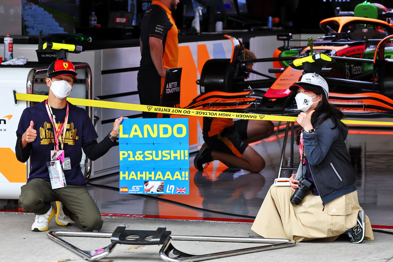 GP GIAPPONE, Lando Norris (GBR) McLaren fans.
06.10.2022. Formula 1 World Championship, Rd 18, Japanese Grand Prix, Suzuka, Japan, Preparation Day.
- www.xpbimages.com, EMail: requests@xpbimages.com © Copyright: Batchelor / XPB Images