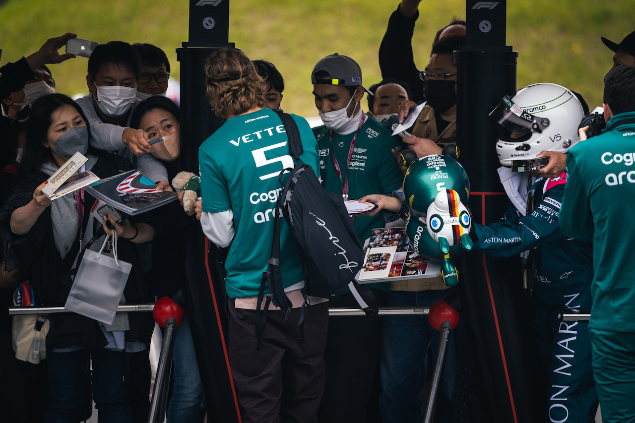 GP GIAPPONE, Sebastian Vettel (GER) Aston Martin F1 Team with fans.
06.10.2022. Formula 1 World Championship, Rd 18, Japanese Grand Prix, Suzuka, Japan, Preparation Day.
- www.xpbimages.com, EMail: requests@xpbimages.com © Copyright: Bearne / XPB Images