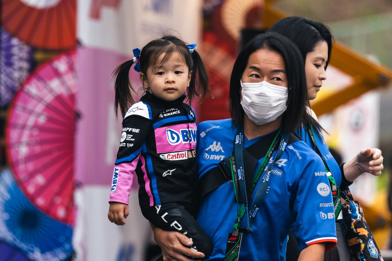 GP GIAPPONE, Alpine F1 Team fans.
06.10.2022. Formula 1 World Championship, Rd 18, Japanese Grand Prix, Suzuka, Japan, Preparation Day.
- www.xpbimages.com, EMail: requests@xpbimages.com © Copyright: Bearne / XPB Images