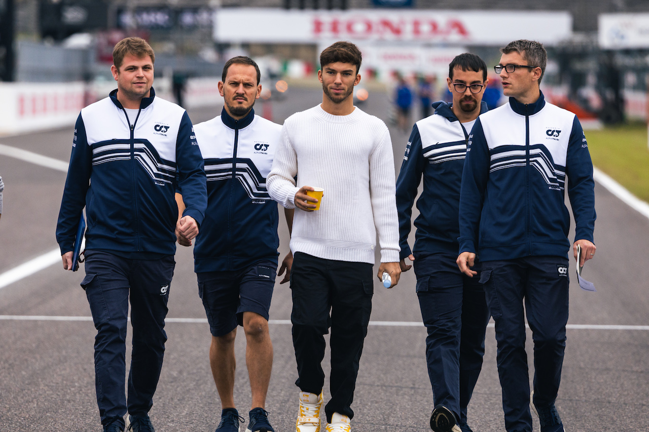 GP GIAPPONE, Pierre Gasly (FRA) AlphaTauri walks the circuit with the team.
06.10.2022. Formula 1 World Championship, Rd 18, Japanese Grand Prix, Suzuka, Japan, Preparation Day.
- www.xpbimages.com, EMail: requests@xpbimages.com © Copyright: Bearne / XPB Images