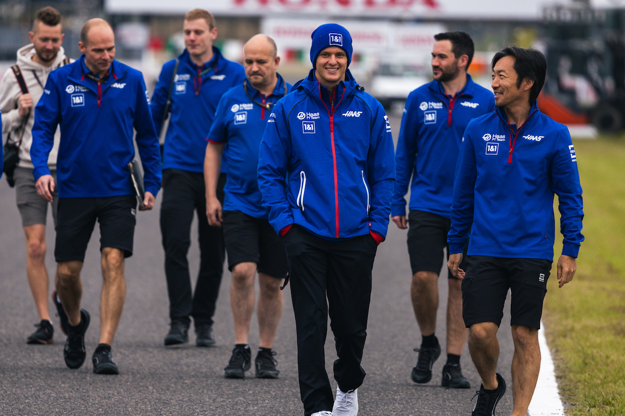 GP GIAPPONE, Mick Schumacher (GER) Haas F1 Team walks the circuit with the team.
06.10.2022. Formula 1 World Championship, Rd 18, Japanese Grand Prix, Suzuka, Japan, Preparation Day.
- www.xpbimages.com, EMail: requests@xpbimages.com © Copyright: Bearne / XPB Images