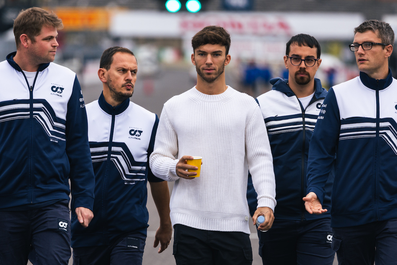 GP GIAPPONE, Pierre Gasly (FRA) AlphaTauri walks the circuit with the team.
06.10.2022. Formula 1 World Championship, Rd 18, Japanese Grand Prix, Suzuka, Japan, Preparation Day.
- www.xpbimages.com, EMail: requests@xpbimages.com © Copyright: Bearne / XPB Images