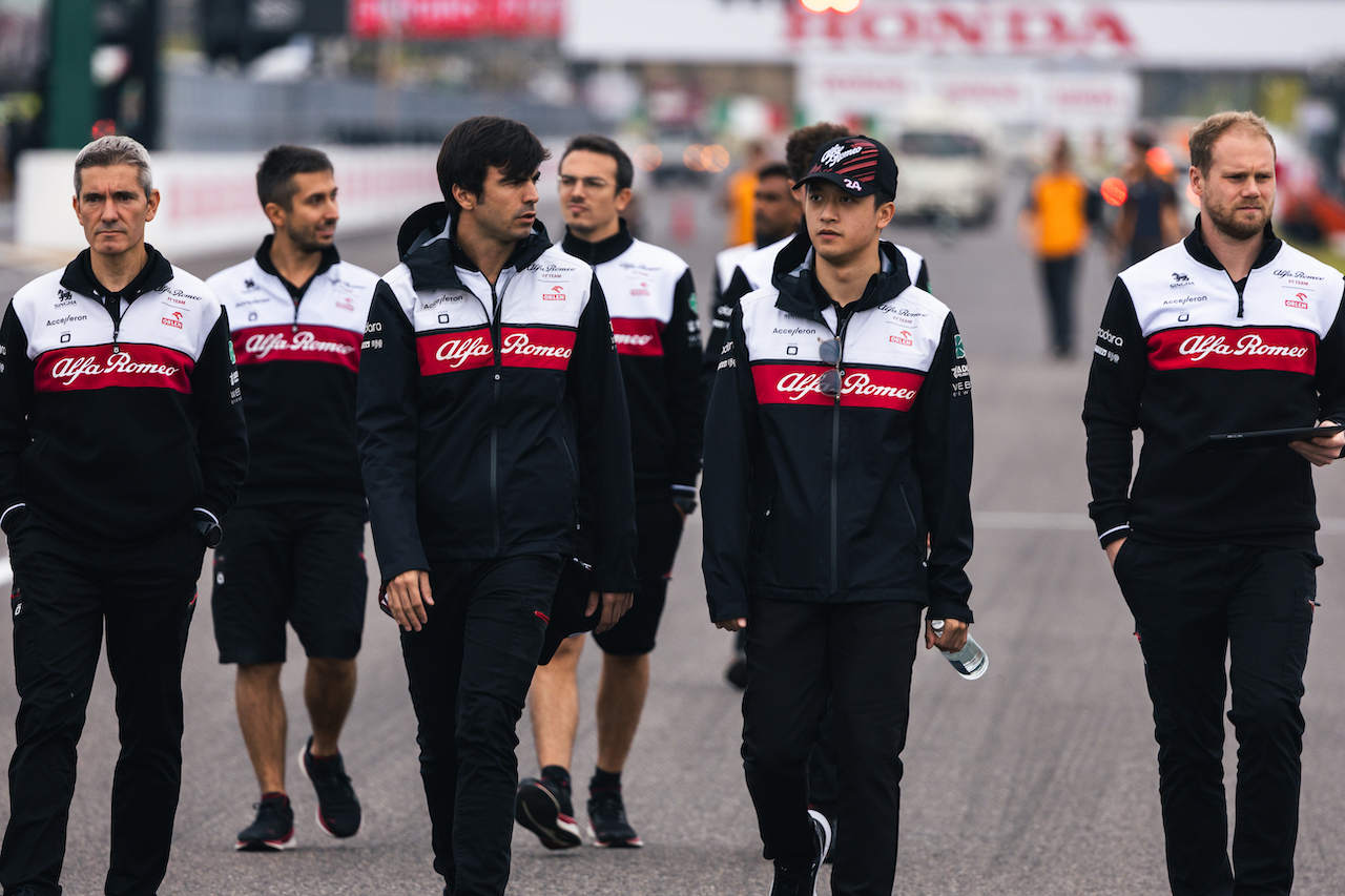 GP GIAPPONE, Guanyu Zhou (CHN) Alfa Romeo F1 Team walks the circuit with the team.
06.10.2022. Formula 1 World Championship, Rd 18, Japanese Grand Prix, Suzuka, Japan, Preparation Day.
- www.xpbimages.com, EMail: requests@xpbimages.com © Copyright: Bearne / XPB Images