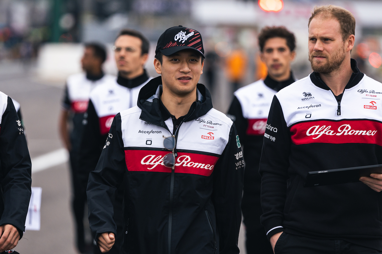 GP GIAPPONE, Guanyu Zhou (CHN) Alfa Romeo F1 Team walks the circuit with the team.
06.10.2022. Formula 1 World Championship, Rd 18, Japanese Grand Prix, Suzuka, Japan, Preparation Day.
- www.xpbimages.com, EMail: requests@xpbimages.com © Copyright: Bearne / XPB Images
