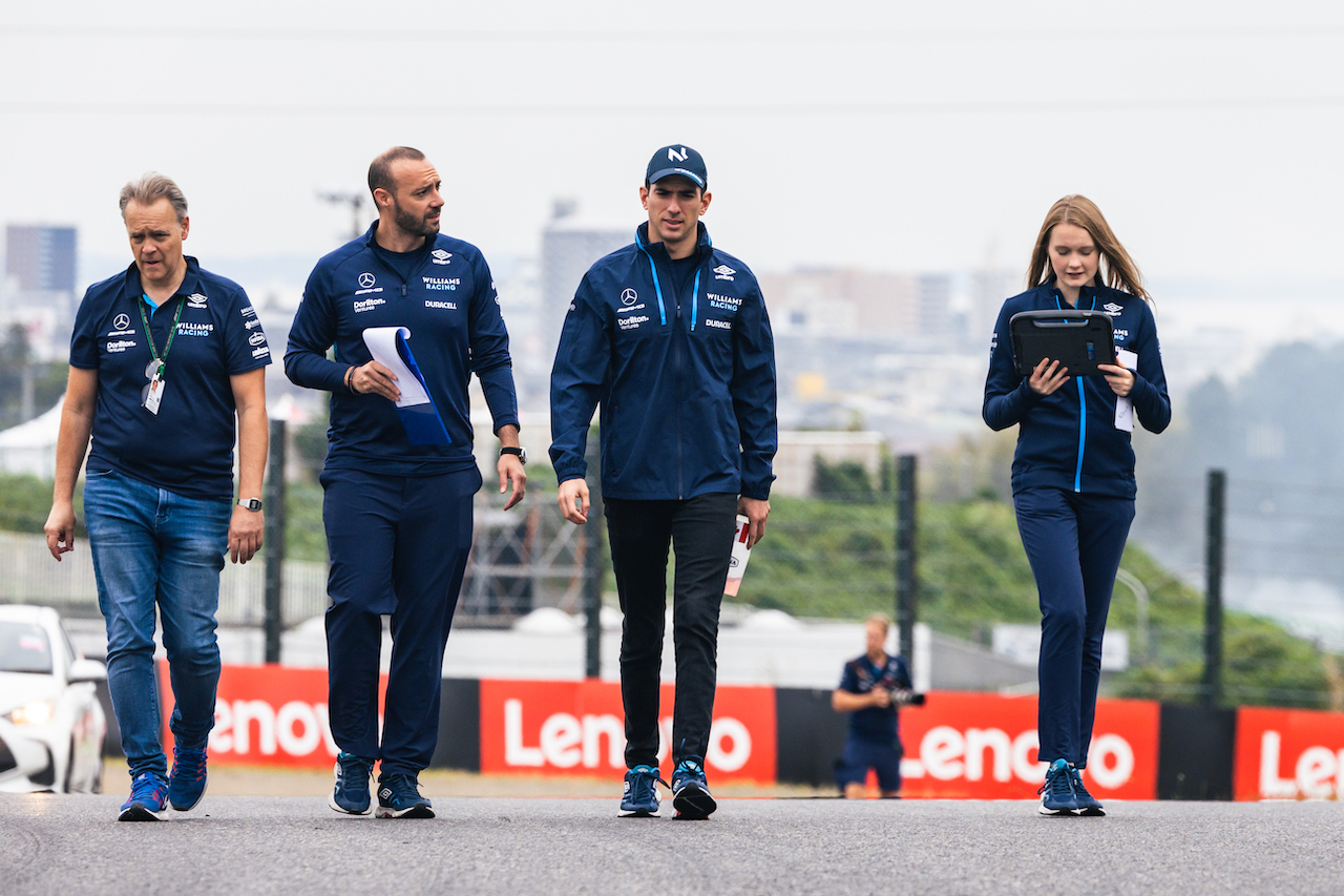 GP GIAPPONE, Nicholas Latifi (CDN) Williams Racing walks the circuit with the team.
06.10.2022. Formula 1 World Championship, Rd 18, Japanese Grand Prix, Suzuka, Japan, Preparation Day.
- www.xpbimages.com, EMail: requests@xpbimages.com © Copyright: Bearne / XPB Images