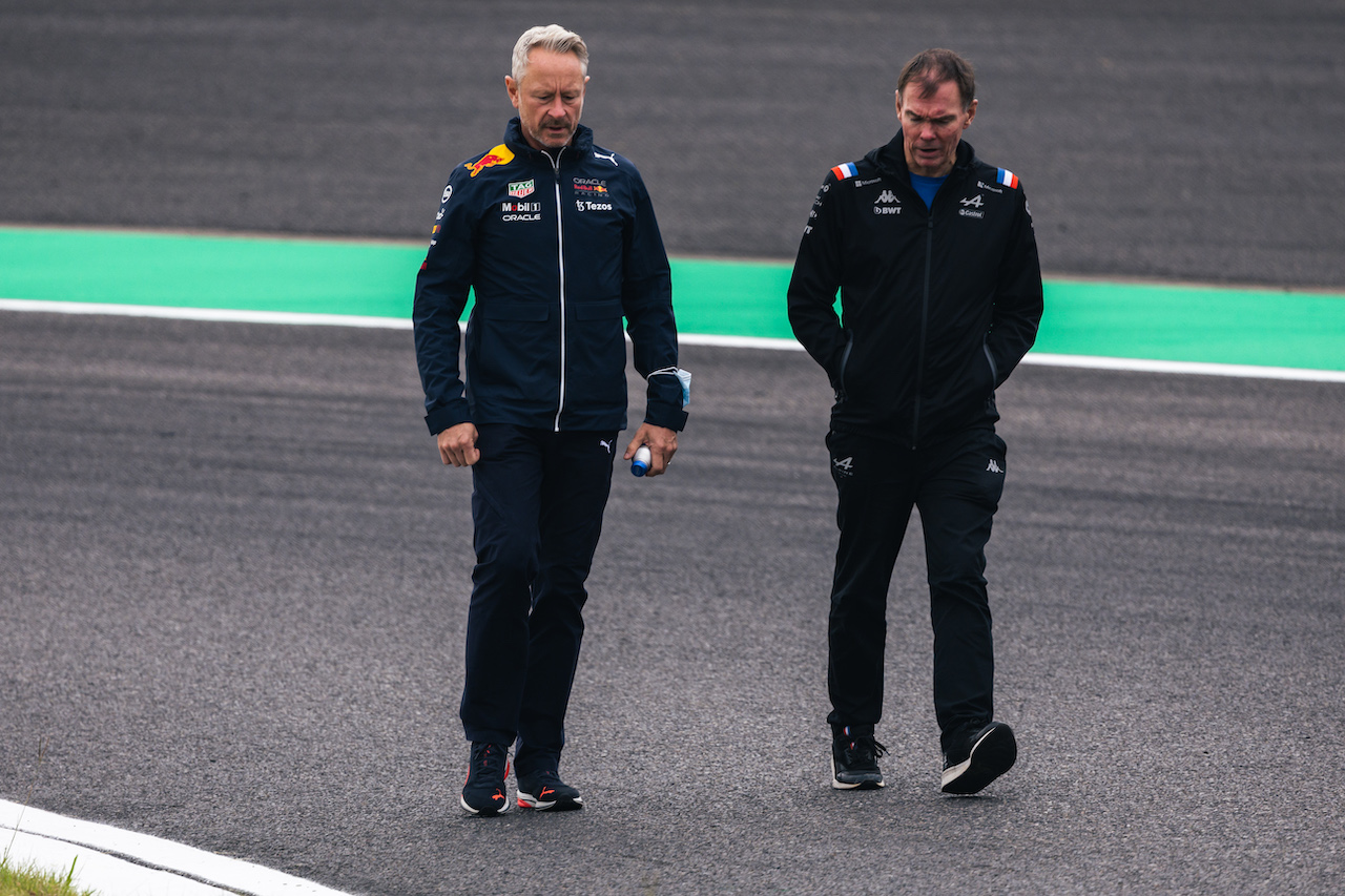 GP GIAPPONE, (L to R): Jonathan Wheatley (GBR) Red Bull Racing Team Manager walks the circuit with Alan Permane (GBR) Alpine F1 Team Trackside Operations Director.
06.10.2022. Formula 1 World Championship, Rd 18, Japanese Grand Prix, Suzuka, Japan, Preparation Day.
- www.xpbimages.com, EMail: requests@xpbimages.com © Copyright: Bearne / XPB Images