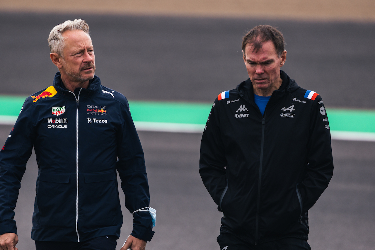 GP GIAPPONE, (L to R): Jonathan Wheatley (GBR) Red Bull Racing Team Manager walks the circuit with Alan Permane (GBR) Alpine F1 Team Trackside Operations Director.
06.10.2022. Formula 1 World Championship, Rd 18, Japanese Grand Prix, Suzuka, Japan, Preparation Day.
- www.xpbimages.com, EMail: requests@xpbimages.com © Copyright: Bearne / XPB Images