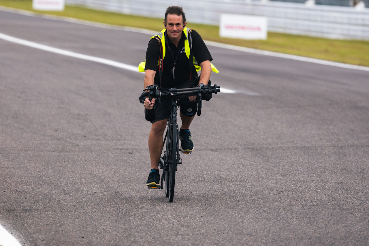 GP GIAPPONE, Russell Batchelor (GBR) XPB Images Photographer rides the circuit.
06.10.2022. Formula 1 World Championship, Rd 18, Japanese Grand Prix, Suzuka, Japan, Preparation Day.
- www.xpbimages.com, EMail: requests@xpbimages.com © Copyright: Bearne / XPB Images