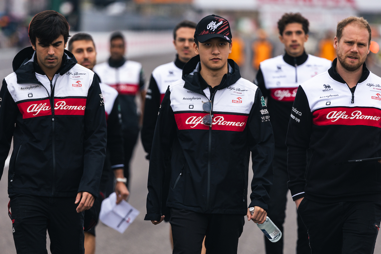 GP GIAPPONE, Guanyu Zhou (CHN) Alfa Romeo F1 Team walks the circuit with the team.
06.10.2022. Formula 1 World Championship, Rd 18, Japanese Grand Prix, Suzuka, Japan, Preparation Day.
- www.xpbimages.com, EMail: requests@xpbimages.com © Copyright: Bearne / XPB Images