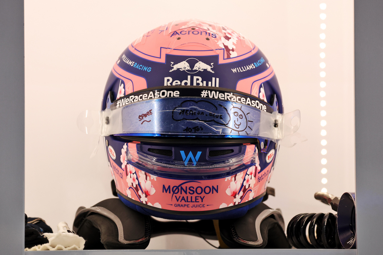 GP GIAPPONE, The helmet of Alexander Albon (THA) Williams Racing.
08.10.2022. Formula 1 World Championship, Rd 18, Japanese Grand Prix, Suzuka, Japan, Qualifiche Day.
- www.xpbimages.com, EMail: requests@xpbimages.com © Copyright: Bearne / XPB Images