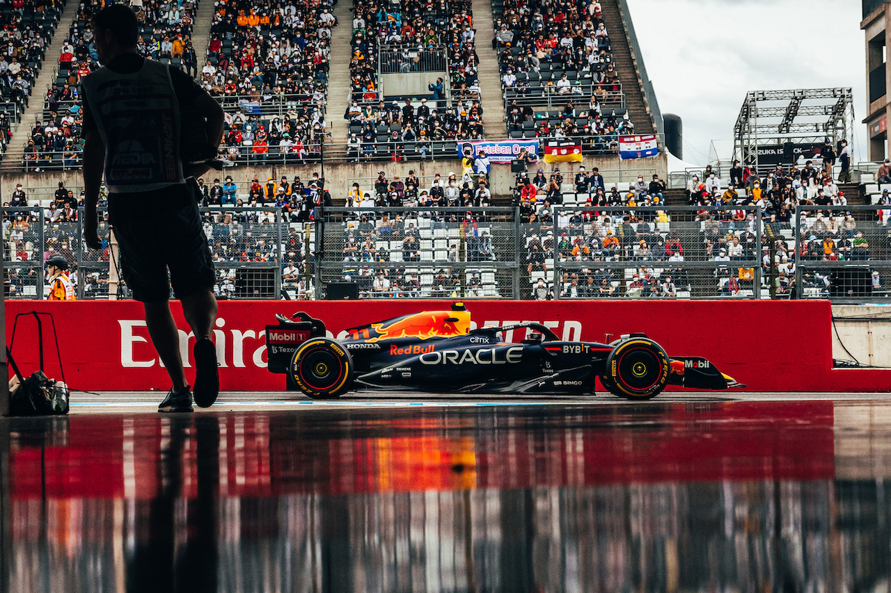GP GIAPPONE, Sergio Perez (MEX) Red Bull Racing RB18.
08.10.2022. Formula 1 World Championship, Rd 18, Japanese Grand Prix, Suzuka, Japan, Qualifiche Day.
- www.xpbimages.com, EMail: requests@xpbimages.com © Copyright: Bearne / XPB Images