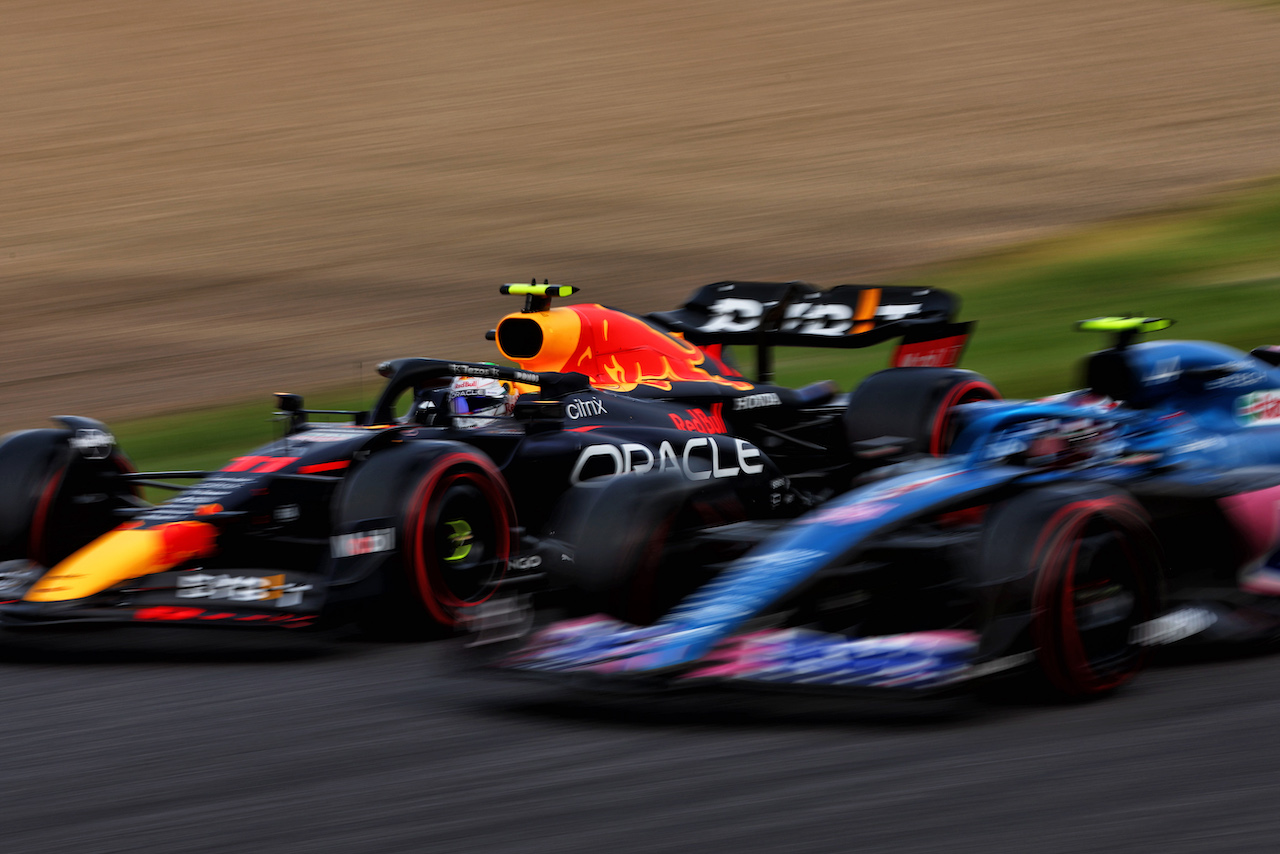 GP GIAPPONE, Sergio Perez (MEX) Red Bull Racing RB18 e Esteban Ocon (FRA) Alpine F1 Team A522.
08.10.2022. Formula 1 World Championship, Rd 18, Japanese Grand Prix, Suzuka, Japan, Qualifiche Day.
 - www.xpbimages.com, EMail: requests@xpbimages.com © Copyright: Coates / XPB Images