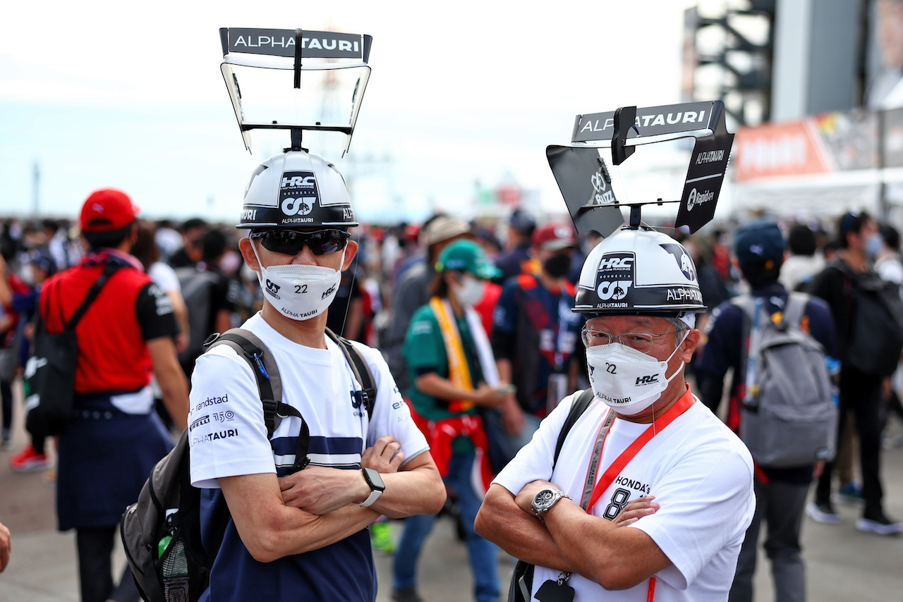 GP GIAPPONE, Circuit Atmosfera - fans.
08.10.2022. Formula 1 World Championship, Rd 18, Japanese Grand Prix, Suzuka, Japan, Qualifiche Day.
 - www.xpbimages.com, EMail: requests@xpbimages.com © Copyright: Coates / XPB Images