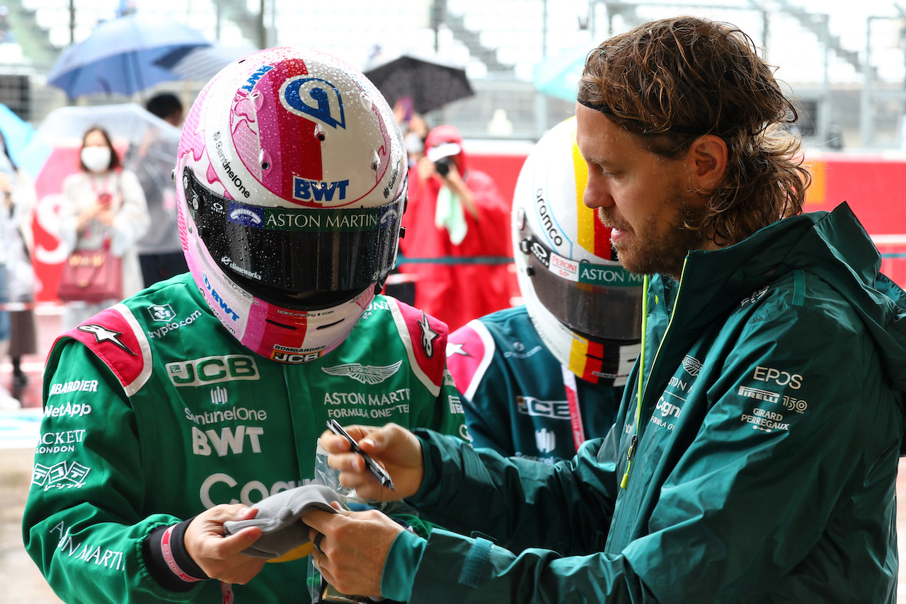 GP GIAPPONE, Sebastian Vettel (GER) Aston Martin F1 Team with fans.
07.10.2022. Formula 1 World Championship, Rd 18, Japanese Grand Prix, Suzuka, Japan, Practice Day.
 - www.xpbimages.com, EMail: requests@xpbimages.com © Copyright: Coates / XPB Images