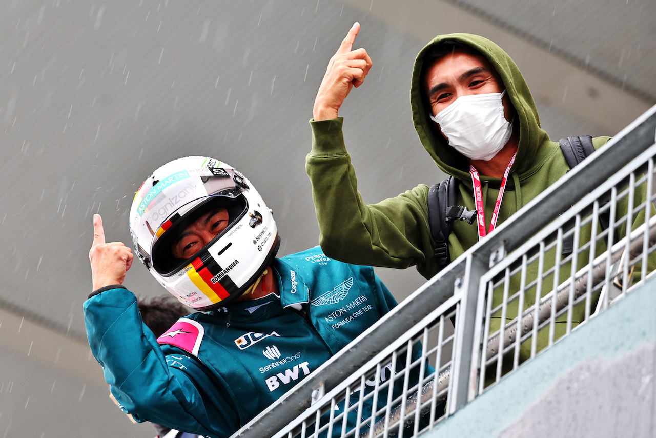 GP GIAPPONE, Sebastian Vettel (GER) Aston Martin F1 Team fans.
07.10.2022. Formula 1 World Championship, Rd 18, Japanese Grand Prix, Suzuka, Japan, Practice Day.
- www.xpbimages.com, EMail: requests@xpbimages.com © Copyright: Batchelor / XPB Images