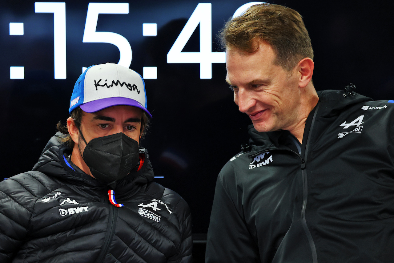 GP GIAPPONE, (L to R): Fernando Alonso (ESP) Alpine F1 Team with Laurent Rossi (FRA) Alpine Chief Executive Officer.
07.10.2022. Formula 1 World Championship, Rd 18, Japanese Grand Prix, Suzuka, Japan, Practice Day.
- www.xpbimages.com, EMail: requests@xpbimages.com © Copyright: Batchelor / XPB Images