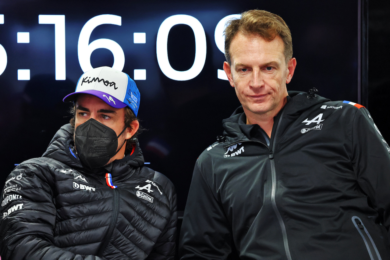 GP GIAPPONE, (L to R): Fernando Alonso (ESP) Alpine F1 Team with Laurent Rossi (FRA) Alpine Chief Executive Officer.
07.10.2022. Formula 1 World Championship, Rd 18, Japanese Grand Prix, Suzuka, Japan, Practice Day.
- www.xpbimages.com, EMail: requests@xpbimages.com © Copyright: Batchelor / XPB Images