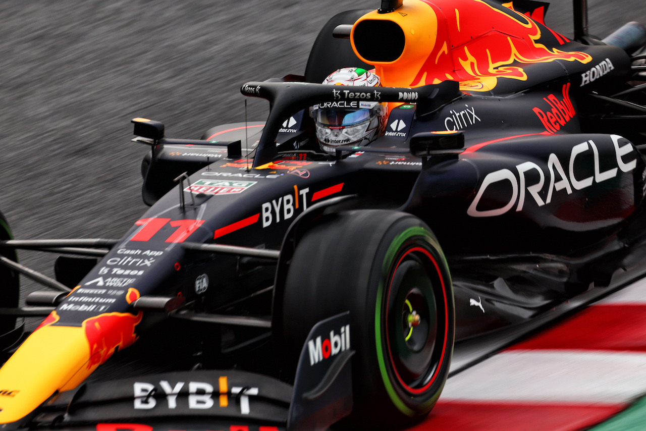 GP GIAPPONE, Sergio Perez (MEX) Red Bull Racing RB18.
07.10.2022. Formula 1 World Championship, Rd 18, Japanese Grand Prix, Suzuka, Japan, Practice Day.
 - www.xpbimages.com, EMail: requests@xpbimages.com © Copyright: Coates / XPB Images