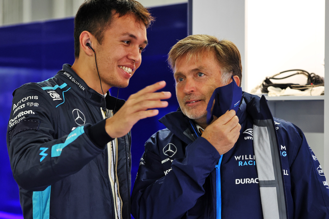 GP GIAPPONE, (L to R): Alexander Albon (THA) Williams Racing with Jost Capito (GER) Williams Racing Chief Executive Officer.
07.10.2022. Formula 1 World Championship, Rd 18, Japanese Grand Prix, Suzuka, Japan, Practice Day.
- www.xpbimages.com, EMail: requests@xpbimages.com © Copyright: Bearne / XPB Images