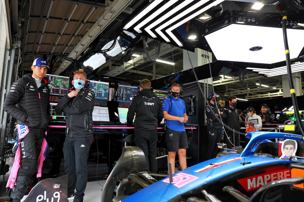 GP GIAPPONE, (L to R): Esteban Ocon (FRA) Alpine F1 Team with Josh Peckett (GBR) Alpine F1 Team Gara Engineer.
07.10.2022. Formula 1 World Championship, Rd 18, Japanese Grand Prix, Suzuka, Japan, Practice Day.
- www.xpbimages.com, EMail: requests@xpbimages.com © Copyright: Batchelor / XPB Images