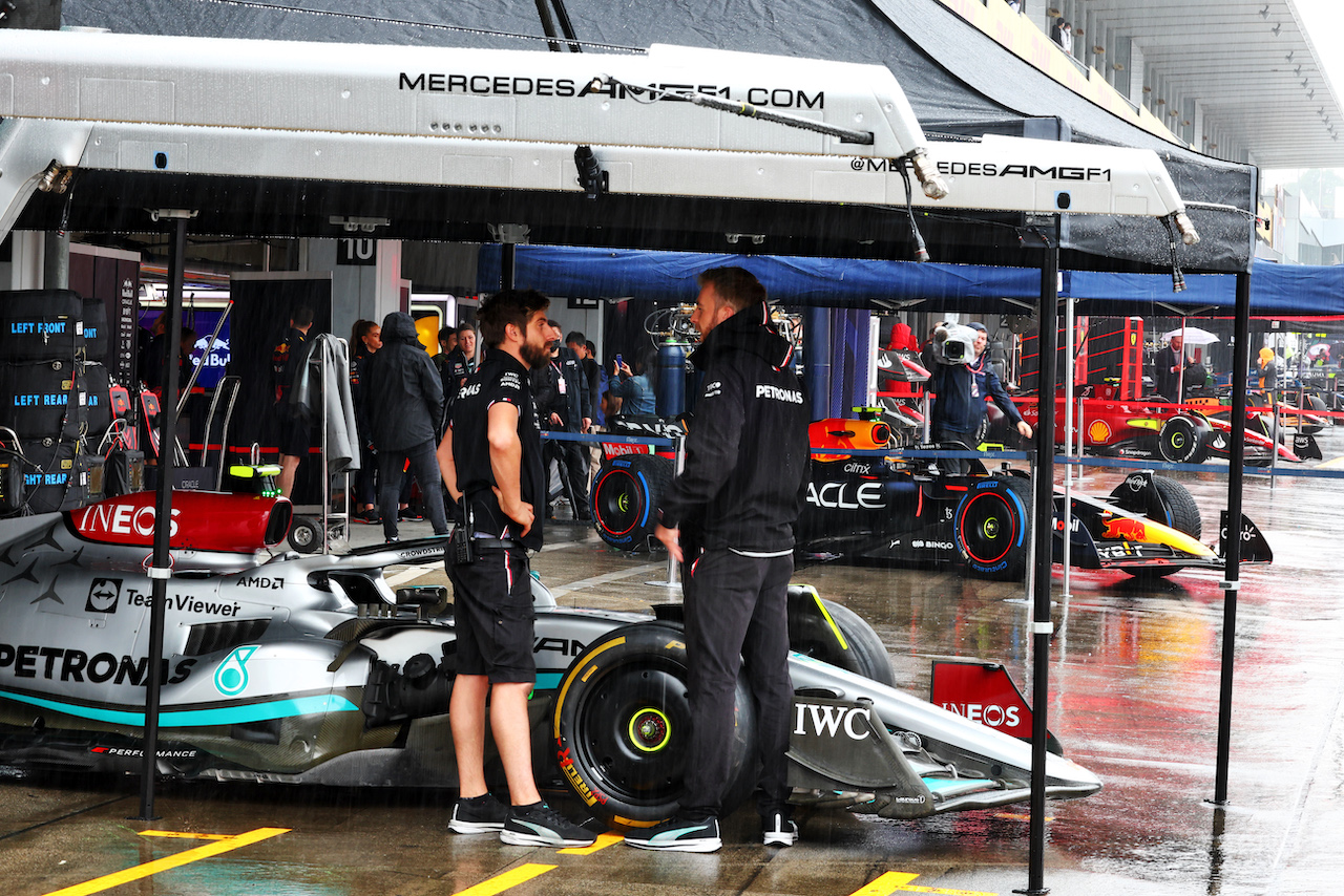 GP GIAPPONE, Mercedes AMG F1 W13 under cover in the pits.
07.10.2022. Formula 1 World Championship, Rd 18, Japanese Grand Prix, Suzuka, Japan, Practice Day.
 - www.xpbimages.com, EMail: requests@xpbimages.com © Copyright: Coates / XPB Images