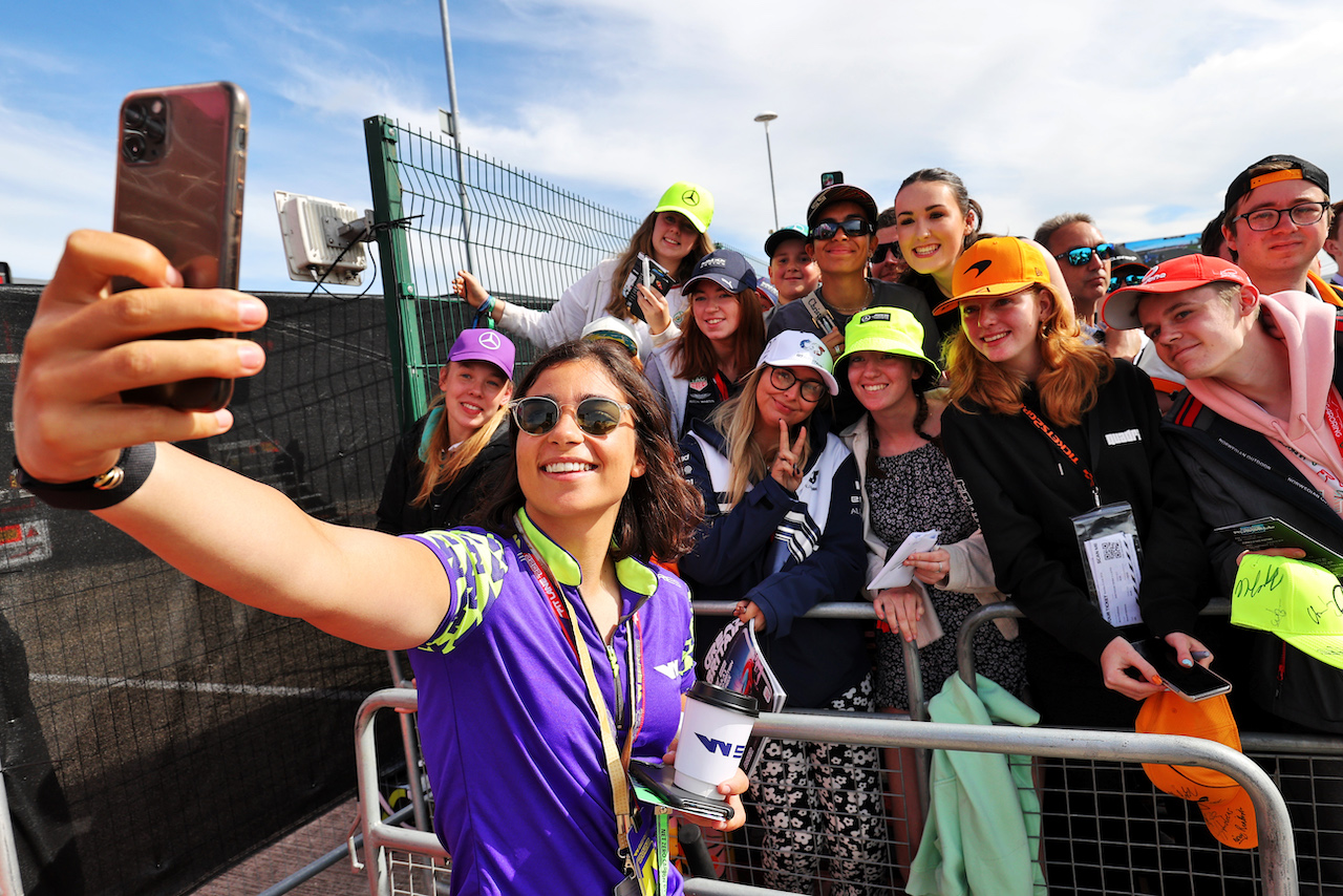 GP GRAN BRETAGNA, Jamie Chadwick (GBR) Jenner Racing with fans.
03.07.2022. Formula 1 World Championship, Rd 10, British Grand Prix, Silverstone, England, Gara Day.
- www.xpbimages.com, EMail: requests@xpbimages.com © Copyright: Moy / XPB Images